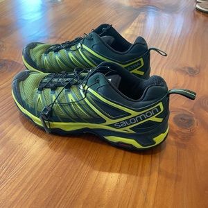 Salomon mens hiking shoe very lightly used green size 8